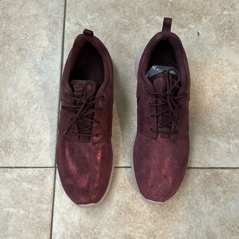NIKE ROSHE WOMENS SZ 10 SHIMMERY BURGANDY